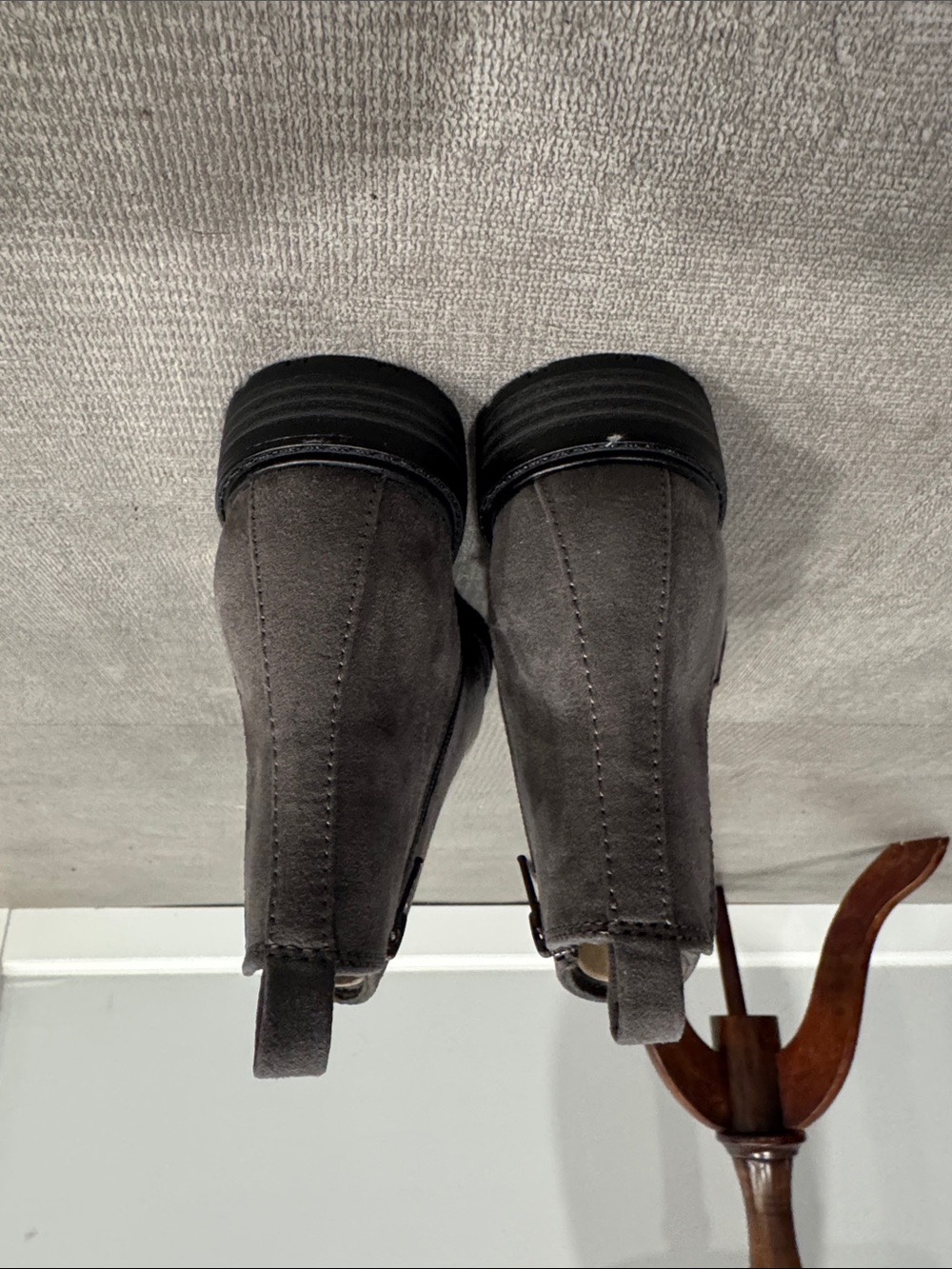 Sonomas Gray Suede Chelsea Boots - Sleek Side-Zip Design Size 6.5 - Picture 4 of 7